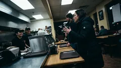 Lyhyt tarina: Kamppiin osunut nälkäinen ilta muuttui oudoksi puheluksi