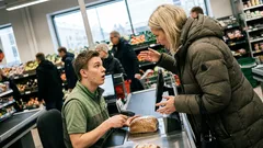 Tositarina: Kassalla vieras nainen lausui nimeni – ja menneisyyteni repesi auki