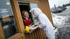 Tarina: Pääsiäislauantain viimeinen asiakas saapui yksipyöräisellä