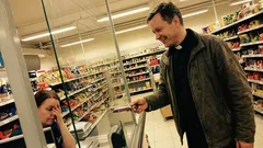 Lyhyt tarina: Kassajonossa sanottu kaksi sanaa sai koko kaupan hiljenemään