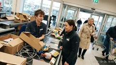 Lyhyt tarina: Kolme kylttiä, pimeä näyttö ja silti hän käveli suoraan siihen