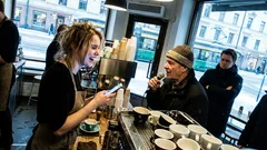 Tarina: Yksi maanantaiaamu rautatieaseman lähellä alkoi oudolla säkeellä